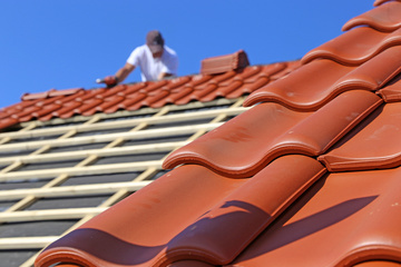 Pose de couverture de toit en bac acier par un couvreur passionné !